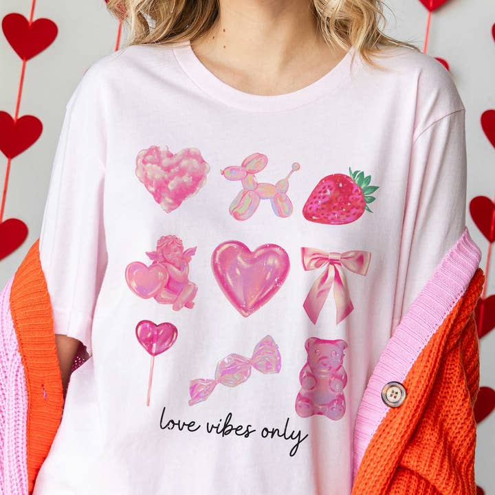 T-shirt graphique LOVE VIBES pour la vente par A. BLUSH CO