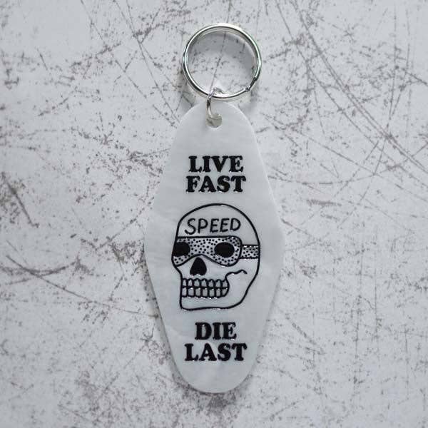 Rock And Rose Motel - Wholesale Keychain - Unisex - Speed Live Fast Die Last Motel Keychain1