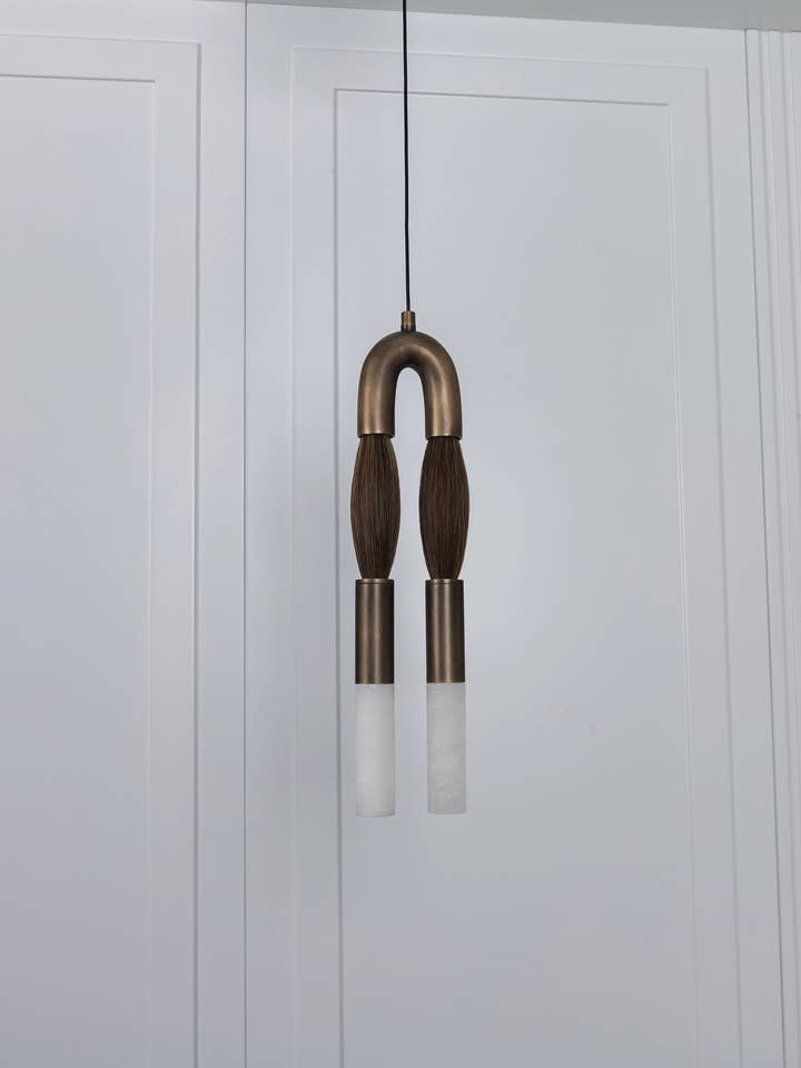 Lampadario piccolo a sospensione in marmo antico scuro con crine di cavallo di pony | Illuminazione decorativa moderna per case e hotel per la vendita all'ingrosso da parte di HEKA LIGHTING & TRADING LTD