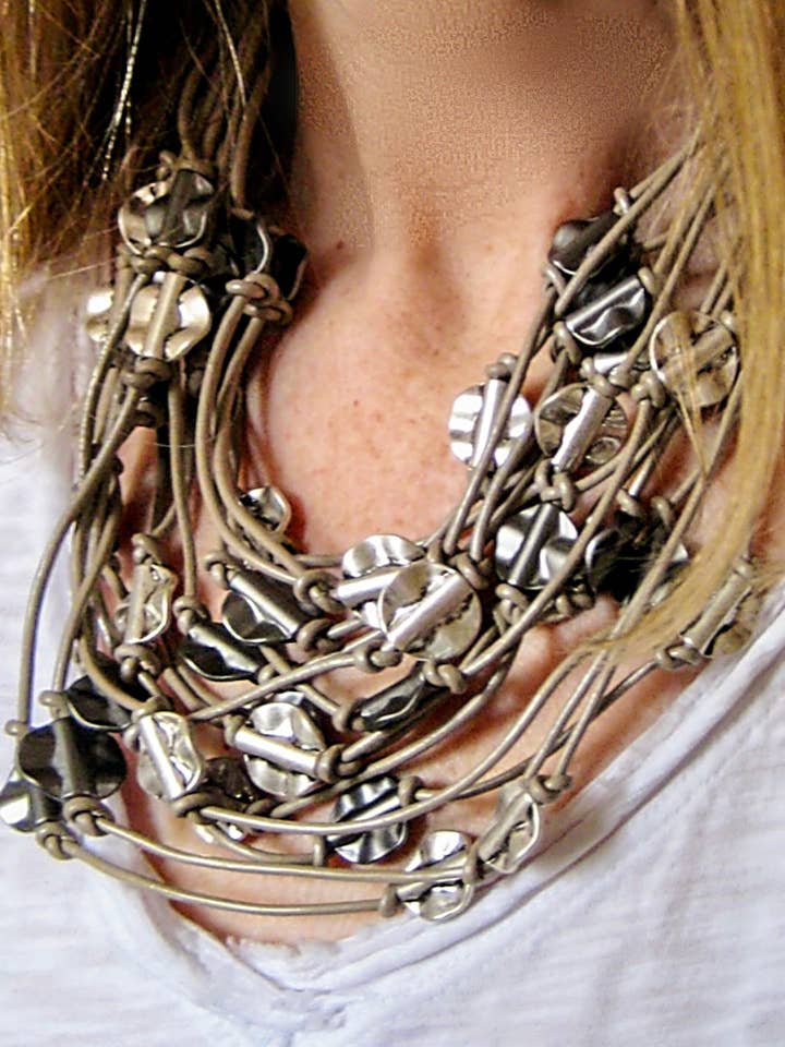 BETTINA per la vendita all'ingrosso da parte di Escape from Paris