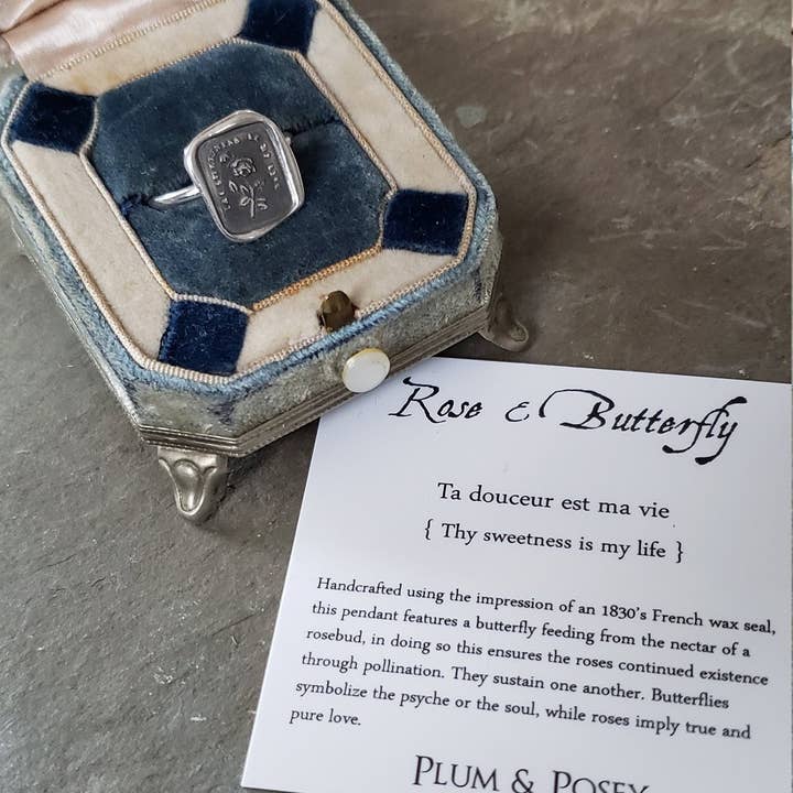 Plum and Posey - Vendita all'ingrosso Anelli con sigillo - Anello di sigillo cerato con rose e farfalle2