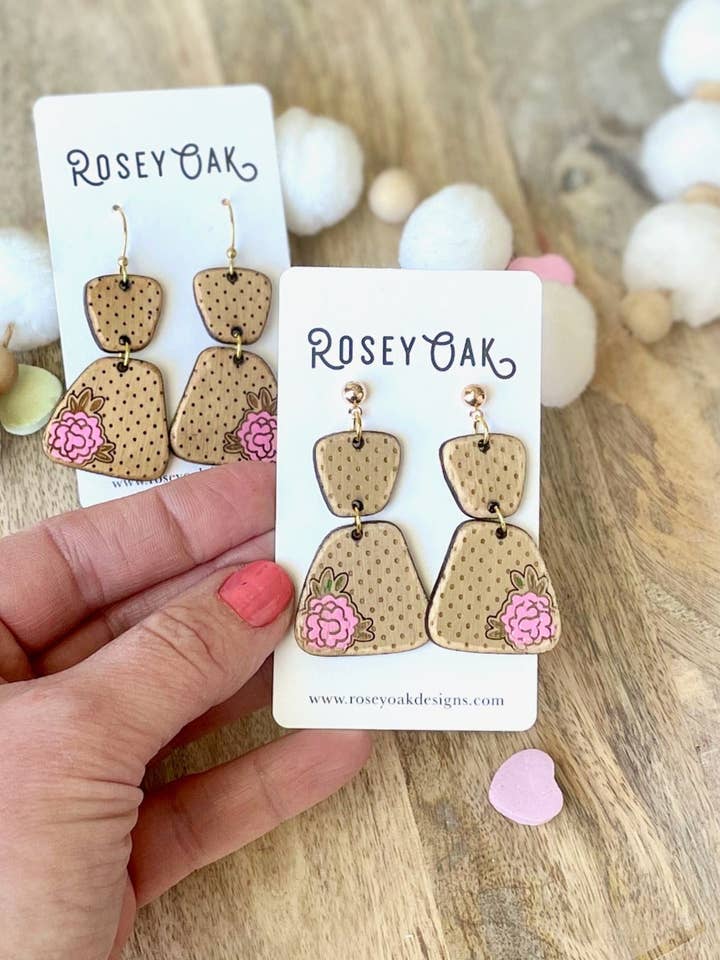 Lasergravierte Holzohrringe mit Blumen-Punktmuster für den Großhandel von Rosey Oak Designs