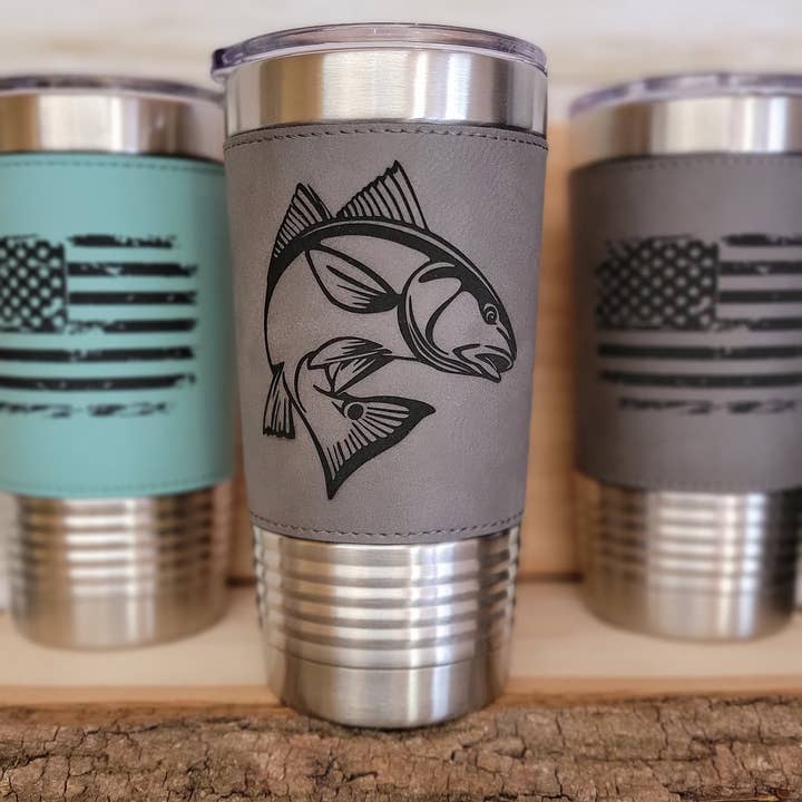 Clack Design - Wholesale Geïsoleerd drinkgerei - Lederen tuimelaar. Roodbaars vissen Gegraveerde beker.
