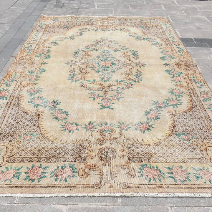 Tapis floral beige fait main, tapis de 6,7x10,2 pieds pour la vente par Vintage Rugs Loom