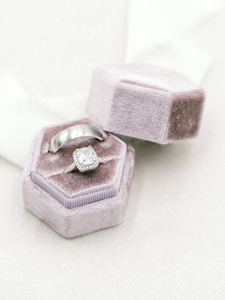 Boîte à bagues hexagonale en velours violet clair mauve pour la vente par Belle Box Boutique