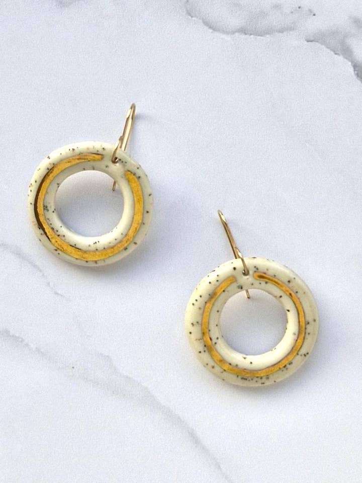 Heather gespikkelde hoepel porseleinen oorbel met goudglans voor wholesale door Little Lovers