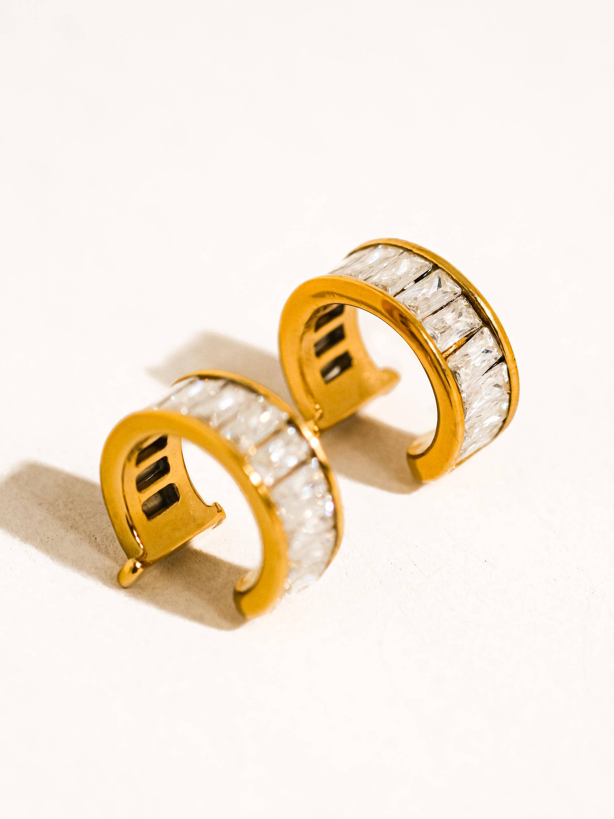 Gelbgold Olianne 18K Gold Nicht-Anlaufender Baguette-Ohrmanschette für den Großhandel auf Faire2