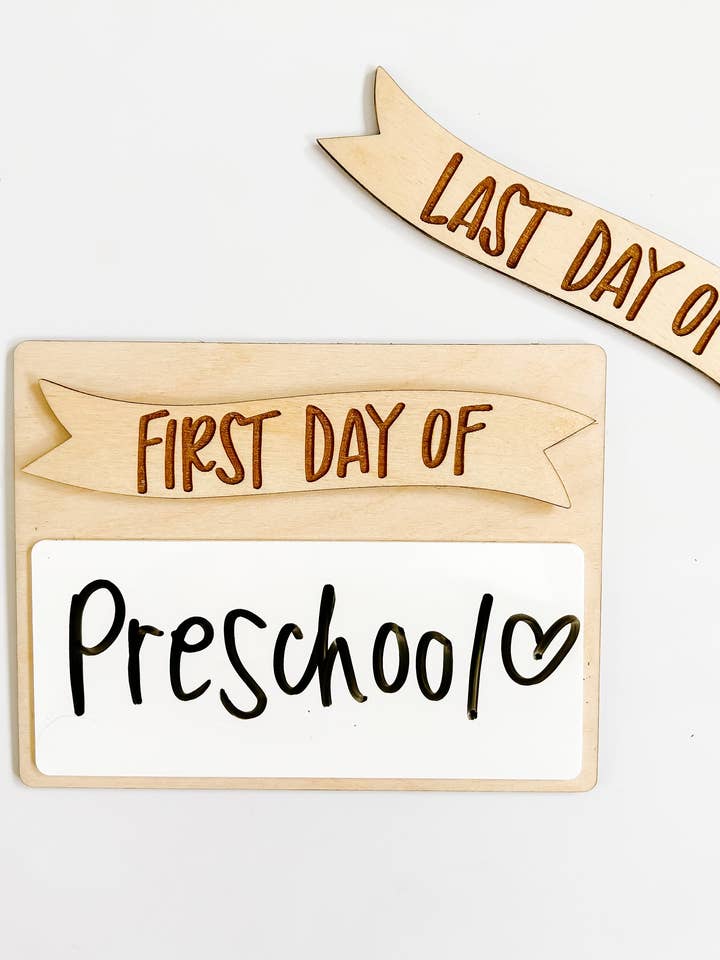 Tidstavleskilt for første/sidste skoledag for engroshandel hos Goldie Letter Company