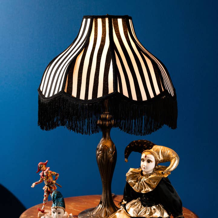 Not Your Grandma's Lampshades – Großhandel Lampenschirme – Lampenschirm im viktorianischen Stil mit schwarz-weiß gestreiftem Muster2