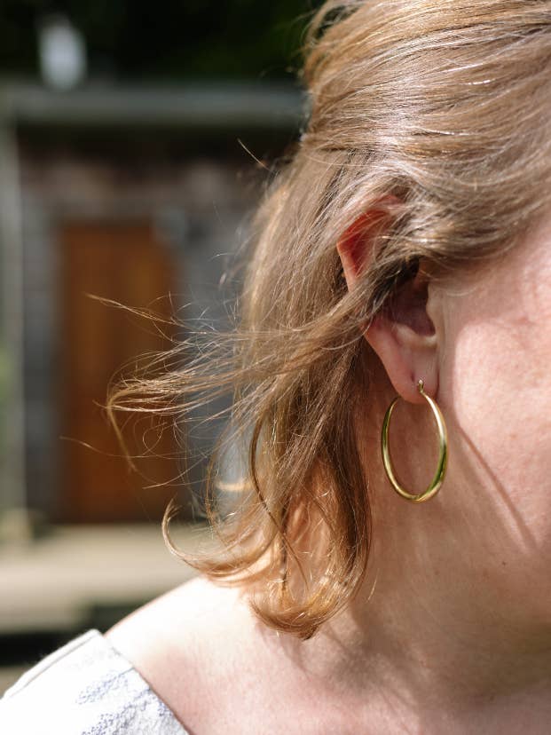 Orecchini a cerchio in oro Daphne per la vendita all'ingrosso da parte di Roake Studio