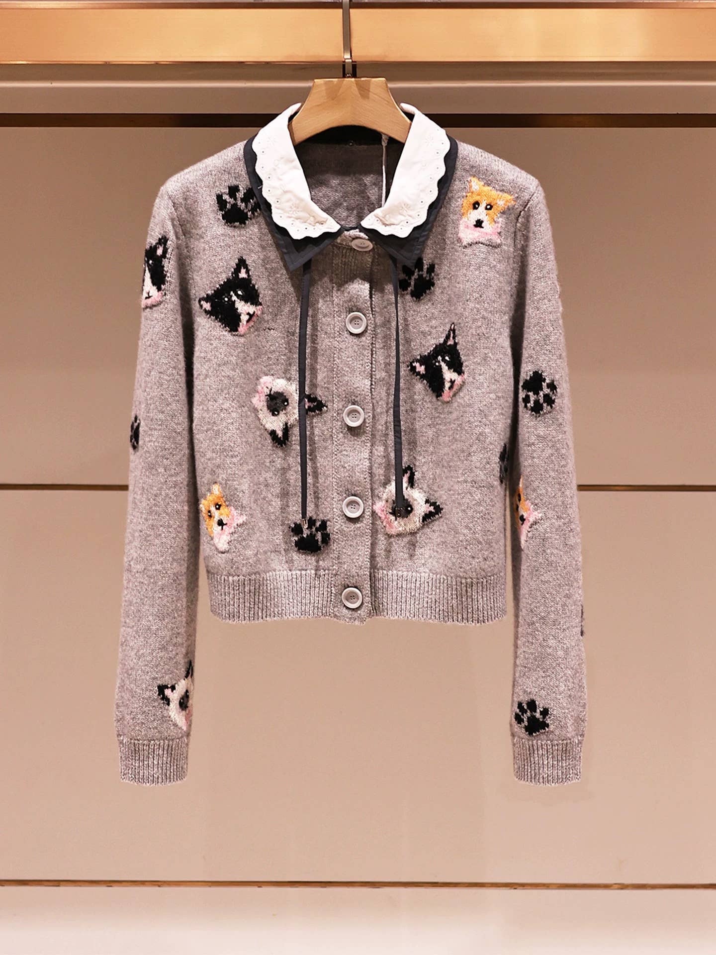 Cinza Conjunto de Outono 2025 de Cardigã e Saia de Malha Bordada SET244 para venda a revendedores na Faire1