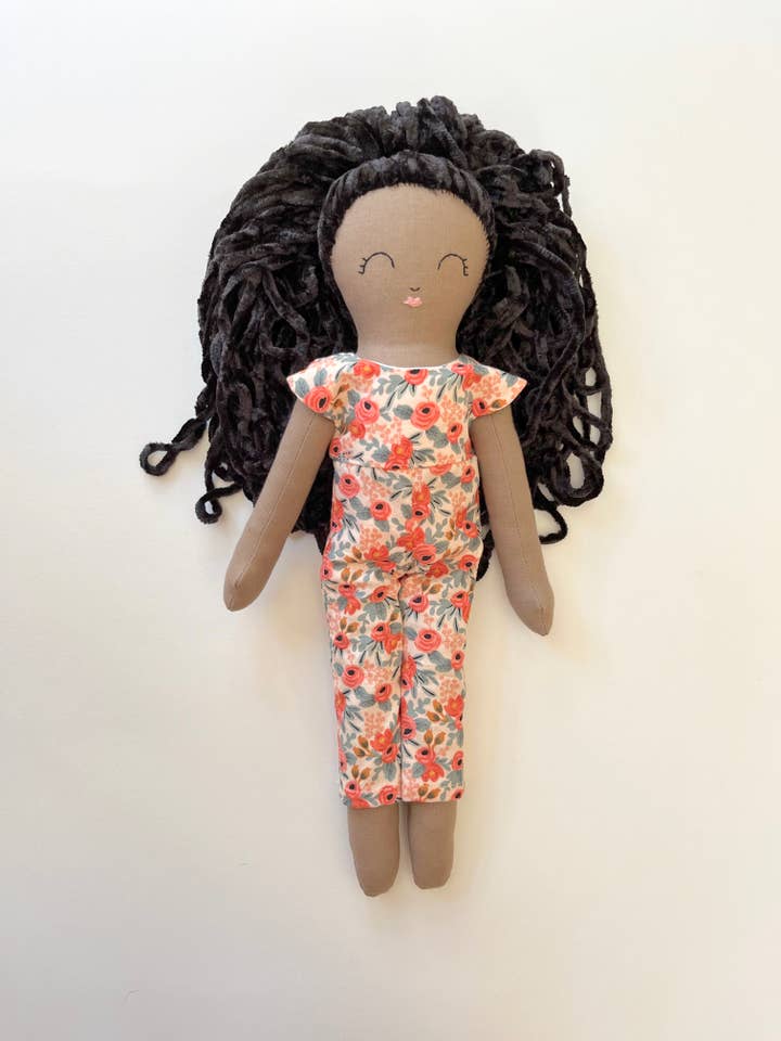 Mångsidig svart BIPOC mångkulturell handgjord docka - skugga 2 för wholesale av The Linnea Company