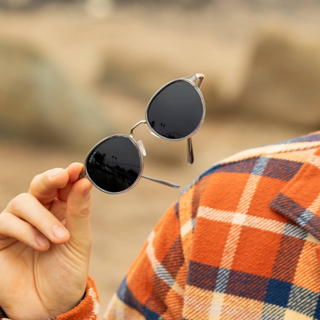 Blue Planet Eco-Eyewear - Vendita all'ingrosso Occhiali da sole - Uomo - BP19954 - Niko - Grigio Cristallo / Argento / Lente Polarizzata Fumè2