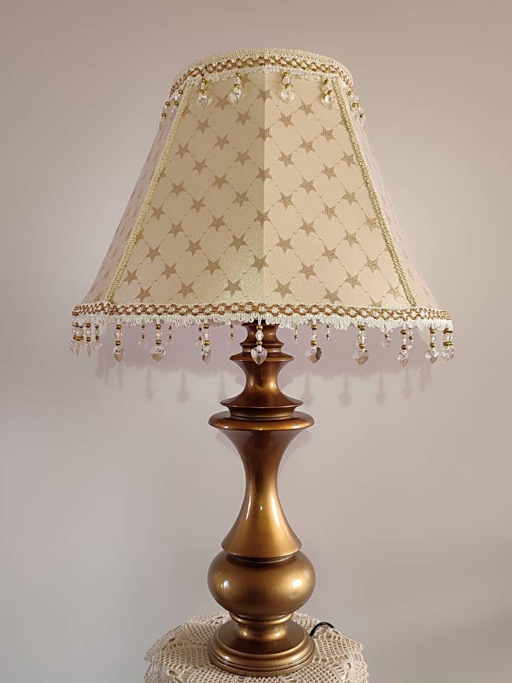 Abat-jour victorien - Brocart doré avec motif imprimé et frange. 1120 pour la vente par DelightLamps