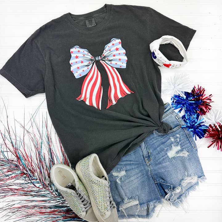 Bow-tiful Stars & Stripes Comfort Colors T-Shirt für den Großhandel von Nikkilynn Wholesale