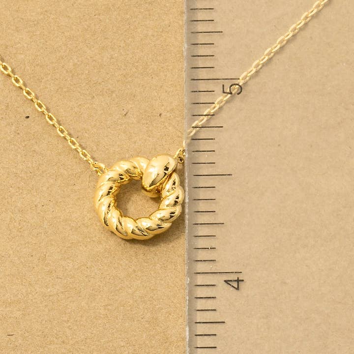 Fame Accessories – Großhandel Kette mit Anhänger/Charm – Halskette mit verdrehtem, goldfarbenem Anhänger2