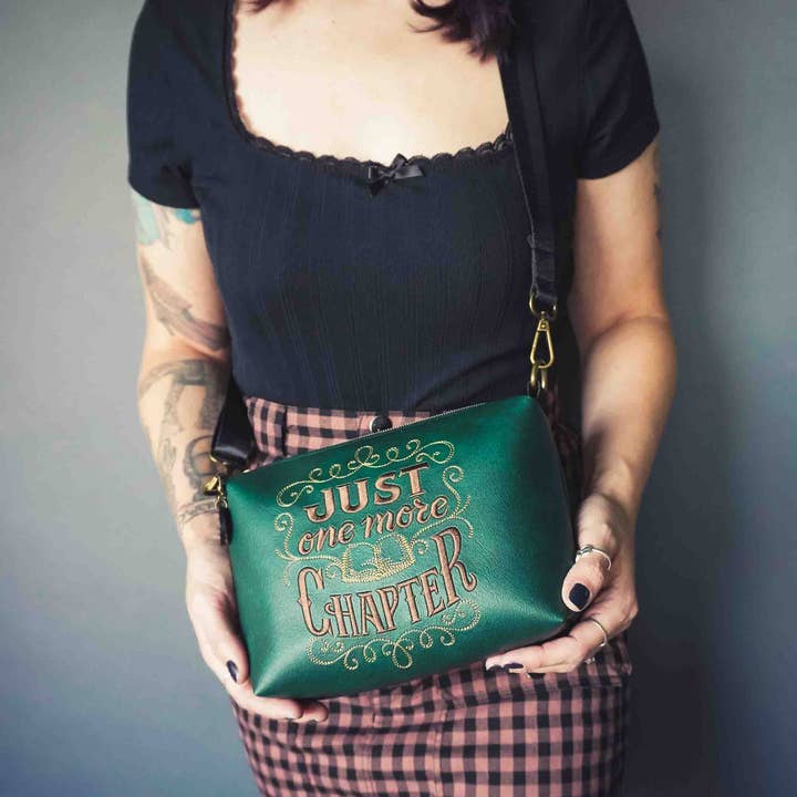 Bosgroen „Nog één hoofdstuk” Kleine crossbodytas – Handgemaakt, vegan leer, gouden borduurwerk, messing beslag voor wholesale door Project Pinup
