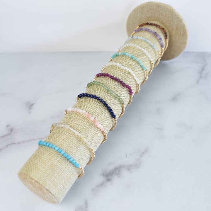 Bracelet extensible en pierres semi-précieuses et perles pour la vente par Lauren Lane