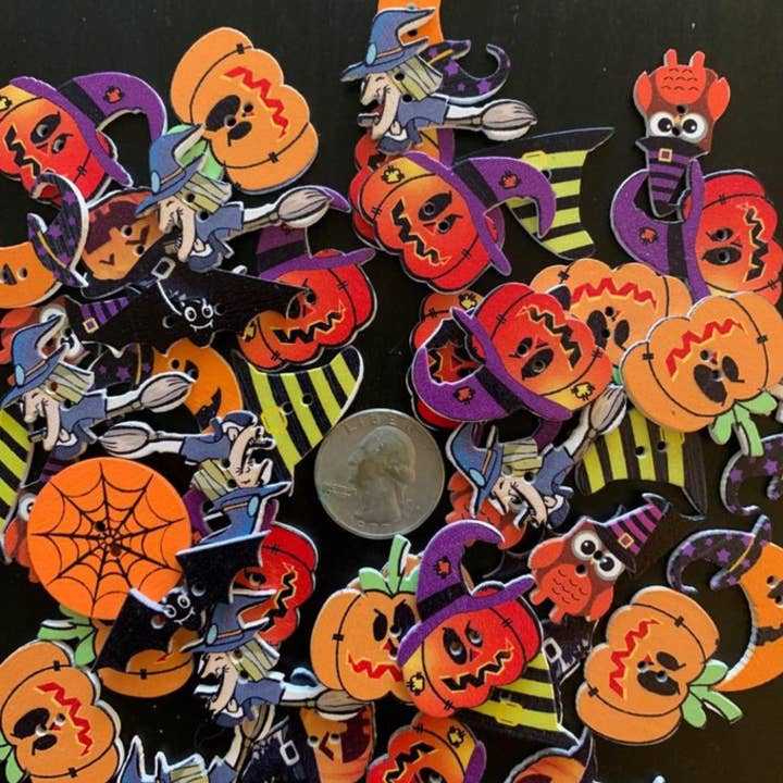 Magnifique Hearts - Wholesale Craft Supplies - Wooden Halloween Buttons, 1.2-1.8 Inch, Halloween Craft, Ass