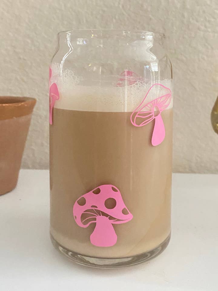 Tasse en verre Pink Mushrooms de 16 oz pour la vente par Will + Vivi