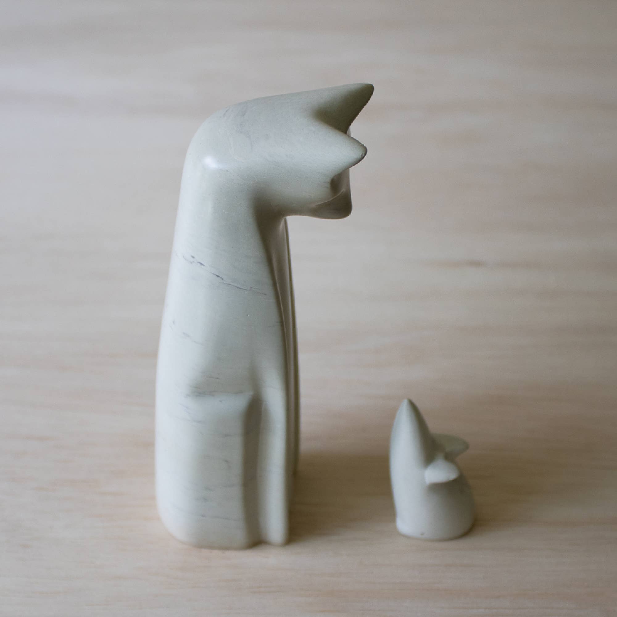 Venture Imports LLC - Wholesale Decoratief beeldje - Handgesneden kat en muis set van steen, fair trade uit Kenia1