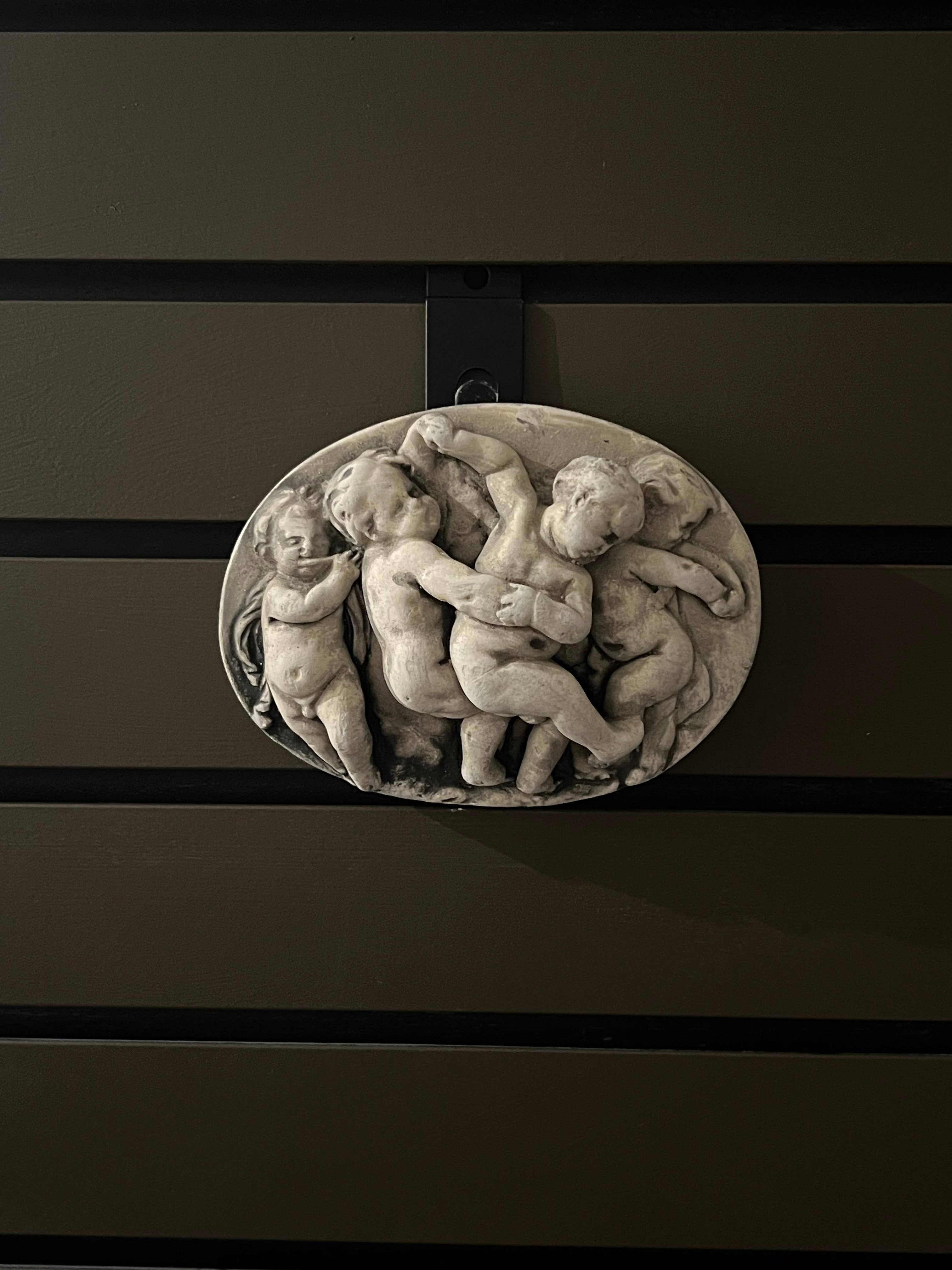 Masterpiece Studio - Wholesale Plaque - Oval Cherubs Playing Wall Plaque (PL48)1