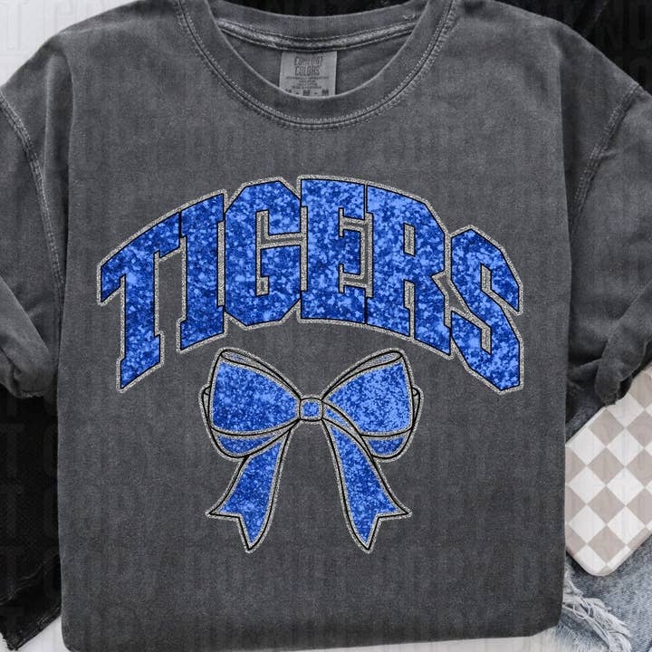 Tigres Pailleté Bleu Royal Argent Transfert DTF pour la vente par K and M Designs