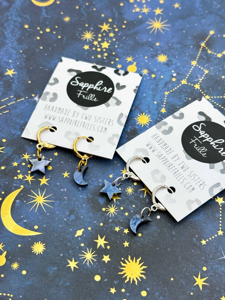 Boucles d'oreilles créoles 1cm en acrylique marbré ciel nocturne marine étoile & lune pour la vente par Sapphire Frills Ltd