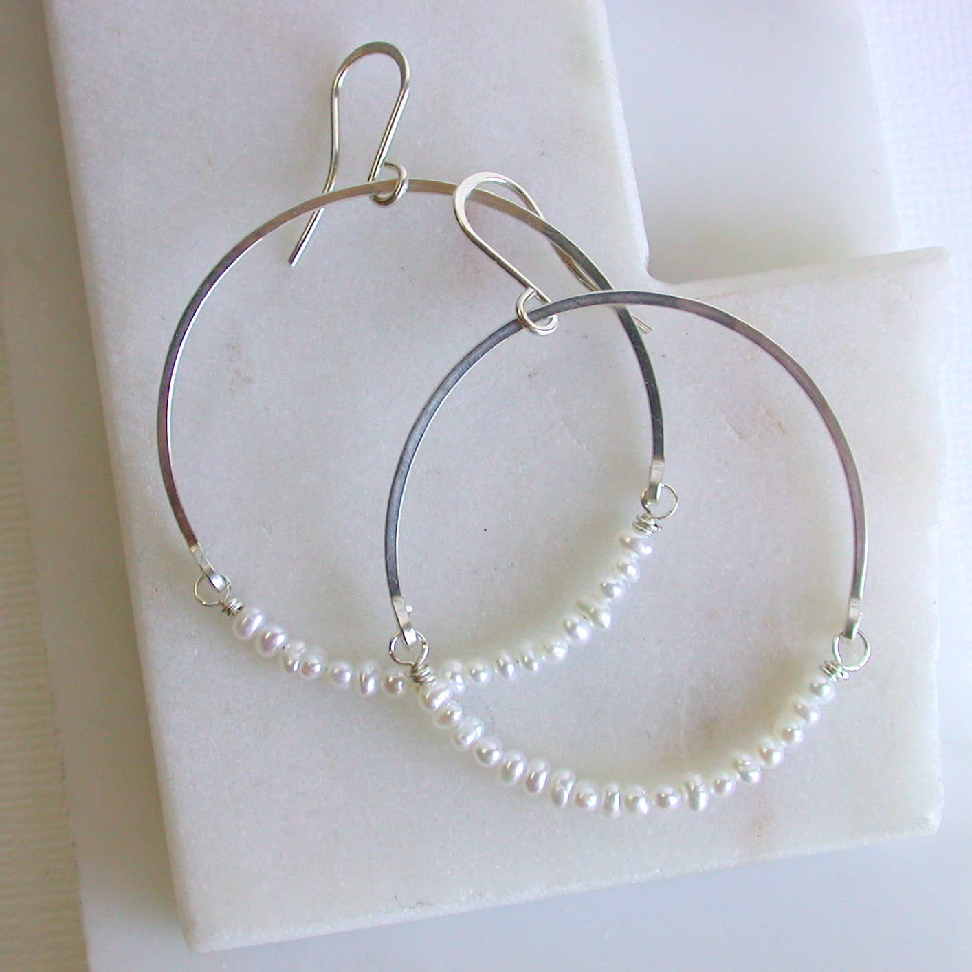 Linda Trent Jewelry - Vendita all'ingrosso Orecchini a cerchio - Cerchi di perle. Scegli tra tre misure.4