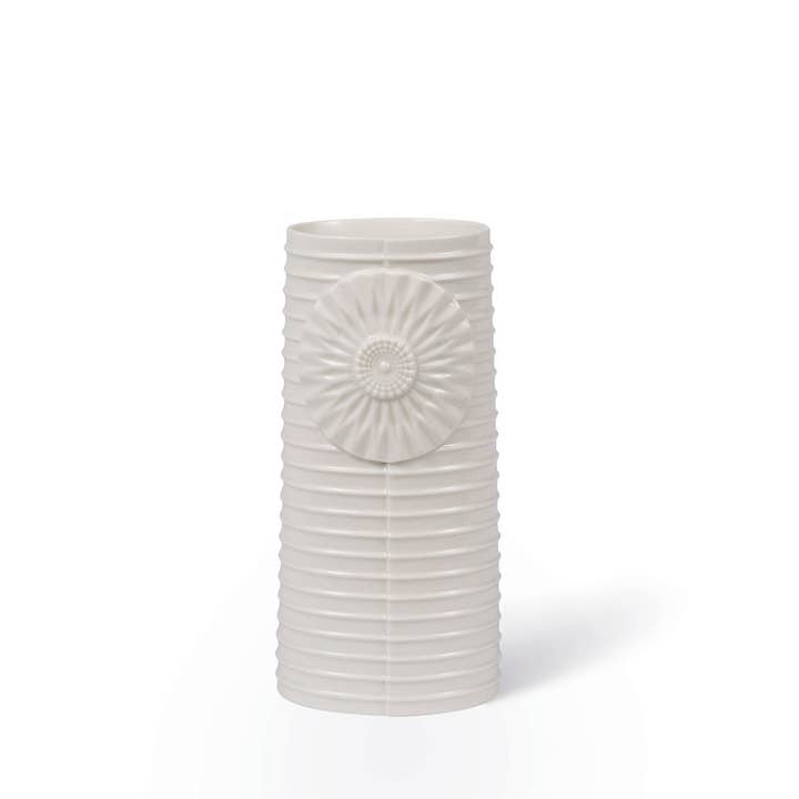 Vase ovale blanc Pipanella Lines pour la vente par Dottir Nordic Design