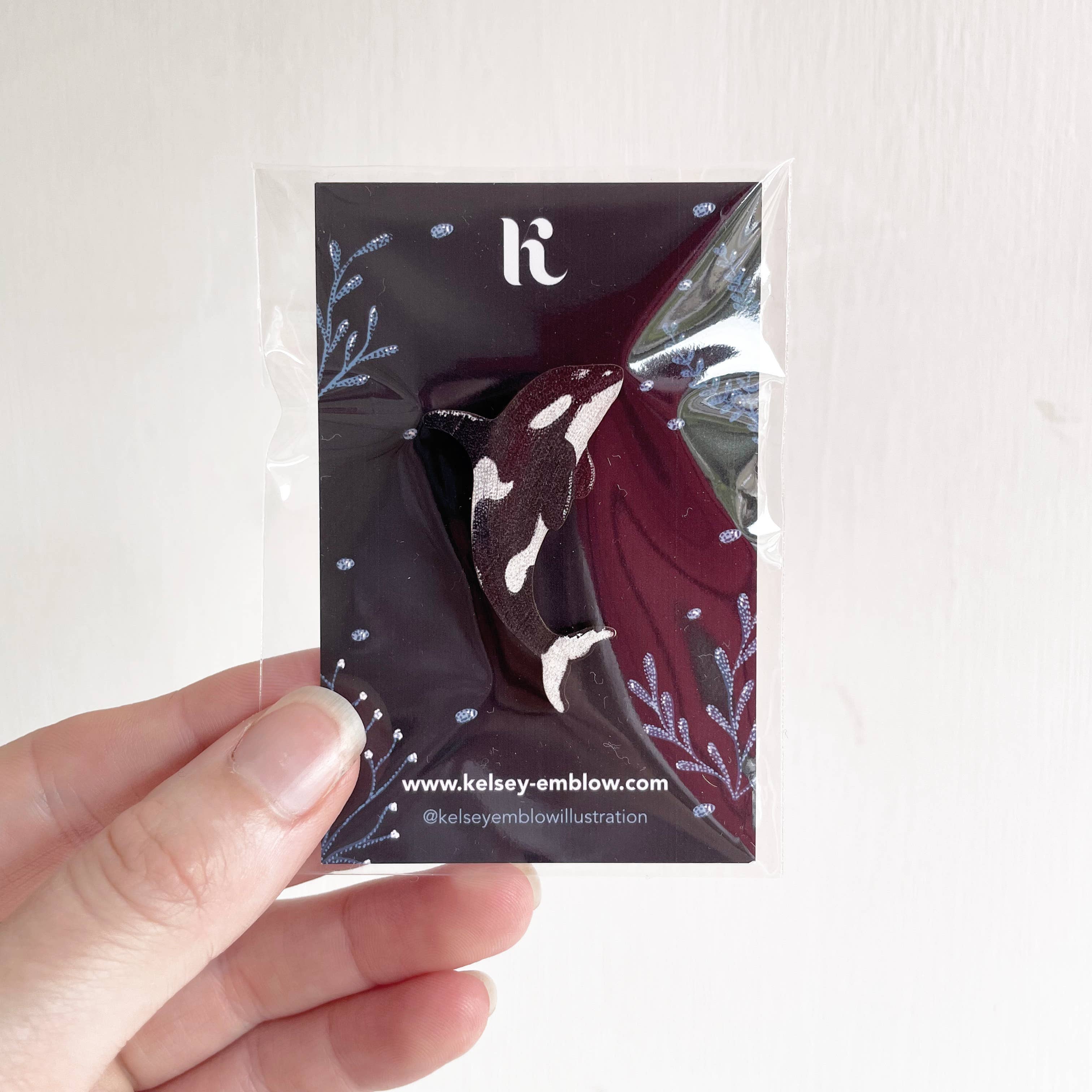 Kelsey Emblow Illustration - Vendita all'ingrosso Spilla da bavero - Spilla in legno Orca8