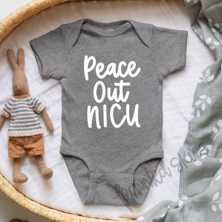 Paix et amour Body bébé NICU pour la vente par Painted Skies