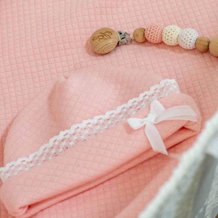NOLA | Rosa gesteppte Baumwoll-Babymütze mit Spitze für den Großhandel von Bebe Sweeny