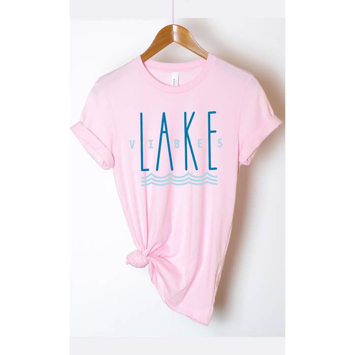 Kissed Apparel - Vendita all'ingrosso Maglietta serigrafata - Donna - T-shirt estiva con grafica Lake Vibes