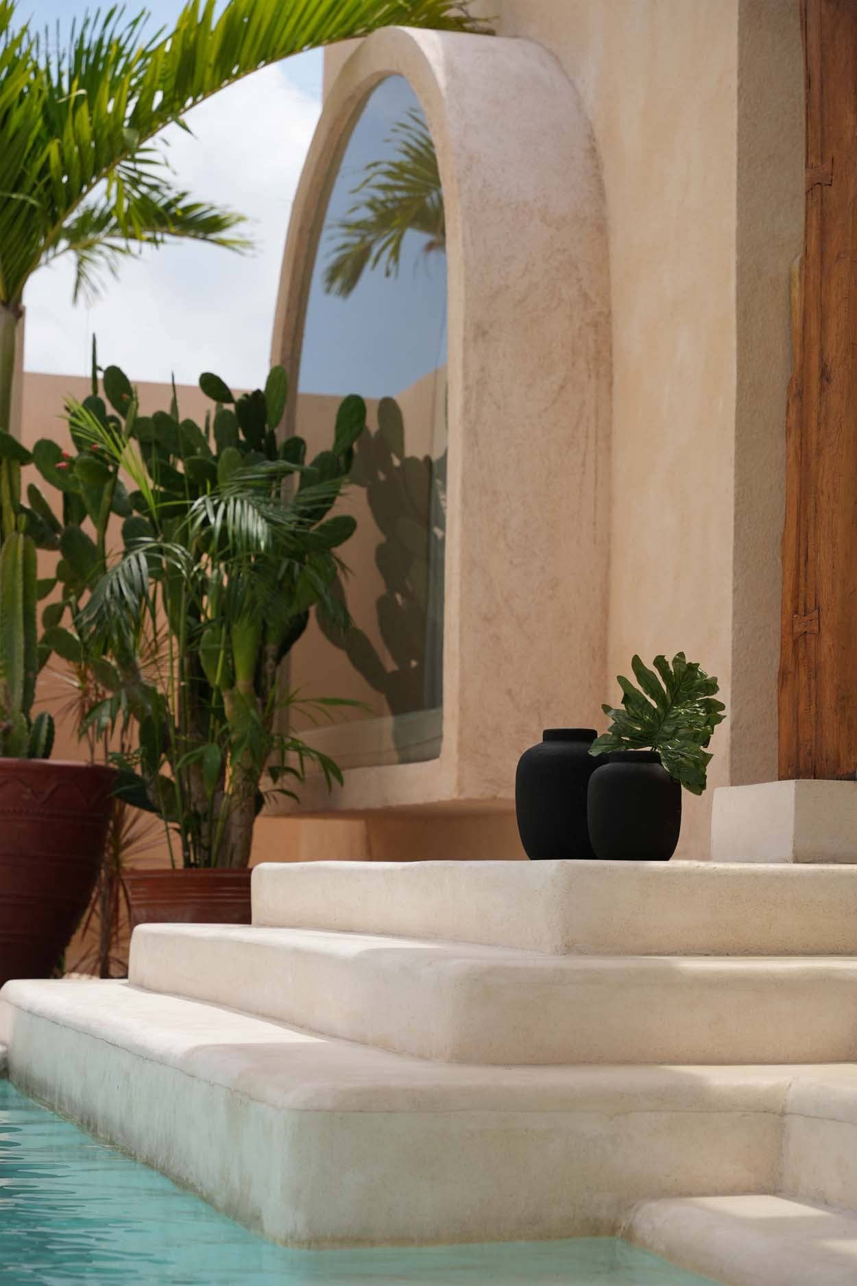 Bazar Bizar Living – wholesale Vase – The Peaky Vase - Black - M2