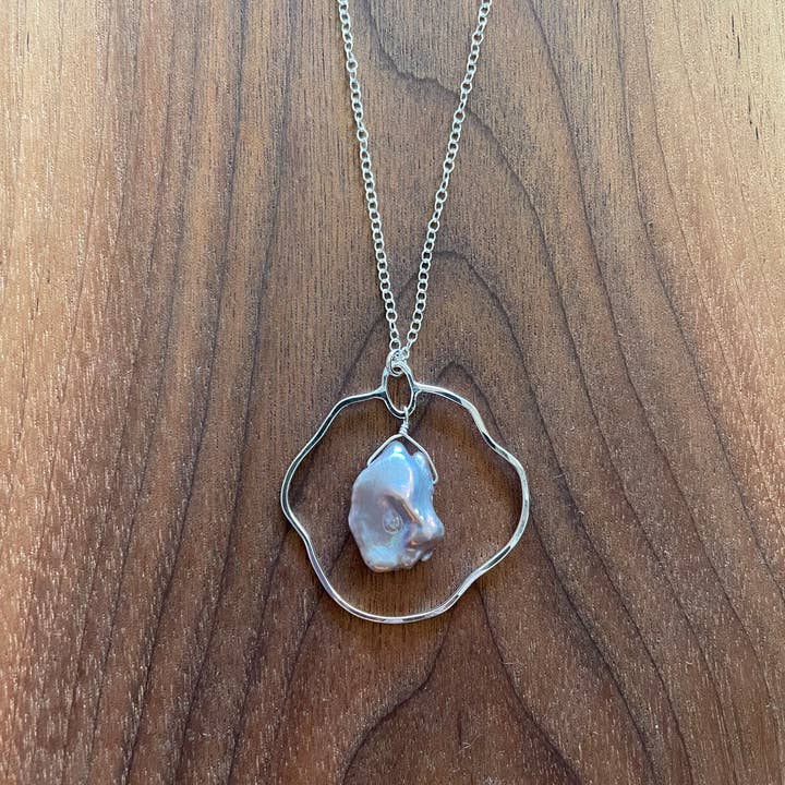 collana di perle keshi grigie incorniciate per la vendita all'ingrosso da parte di Hahn Jewelry