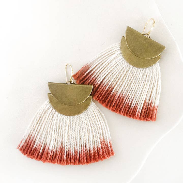 Doppade Drop Fans - Dubbel Half Moon Fan Fringe Ombre Dye för wholesale av Stil Works Studio