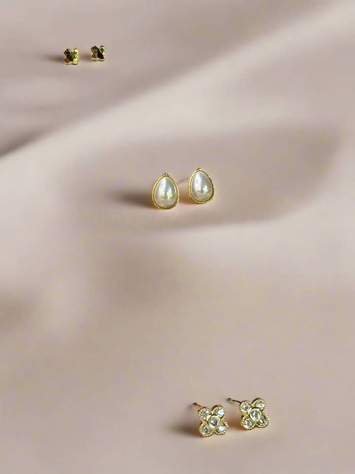 Ensemble de boucles d'oreilles à tige dorées Pearl X Flower pour la vente par My Girl in LA