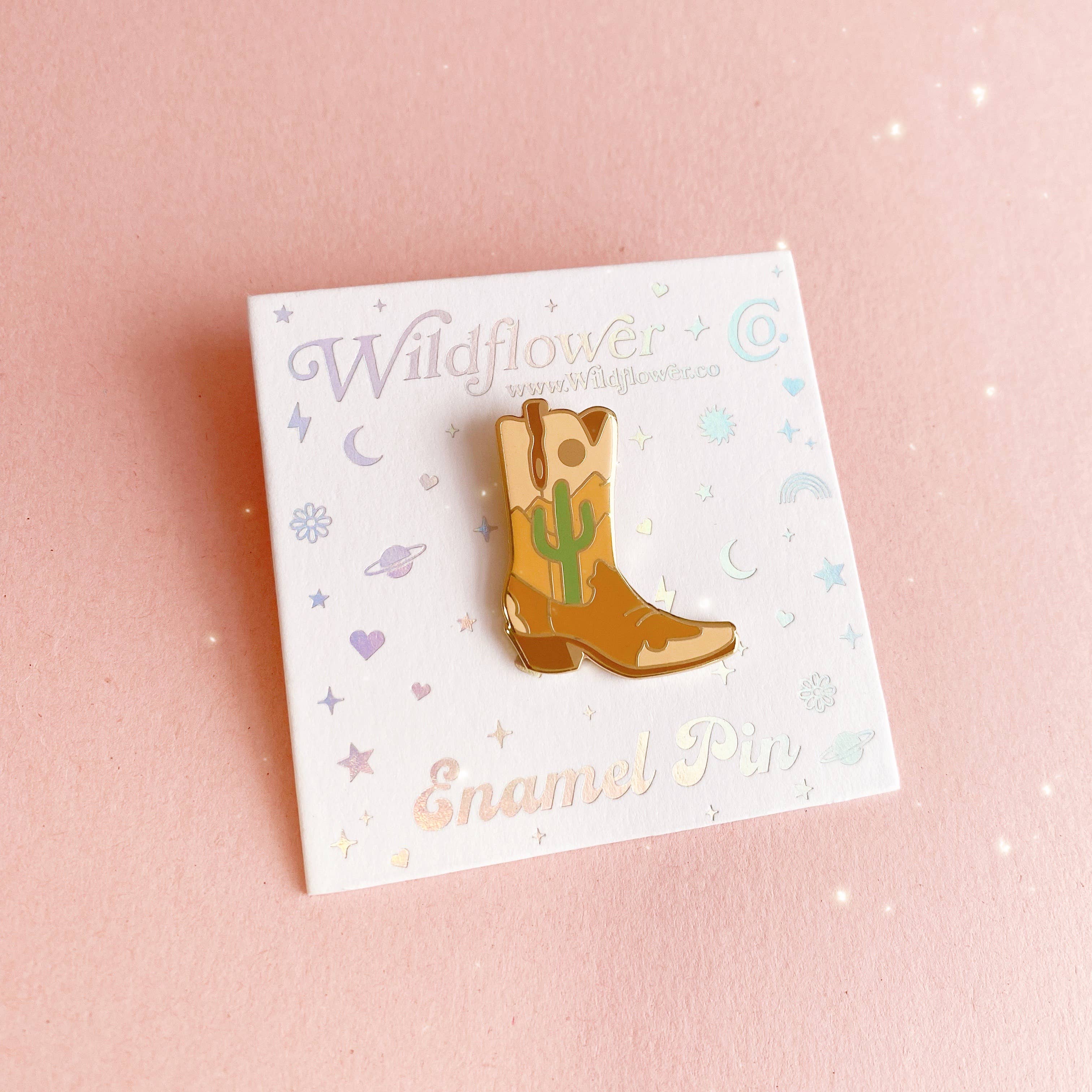 Wildflower + Co. - Vente Épinglettes/boutons - Épinglette en émail Desert Cowgirl Boot1