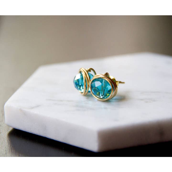 The Jovi Lyne Collection - Vendita all'ingrosso Orecchini a bottone - Orecchini a perno con pietra portafortuna in filo di cristallo cinese blu acqua - oro