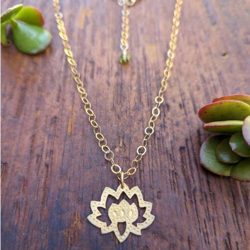 Halskette mit Lotus-Anhänger aus Messing für den Großhandel von K Elizabeth Jewelry