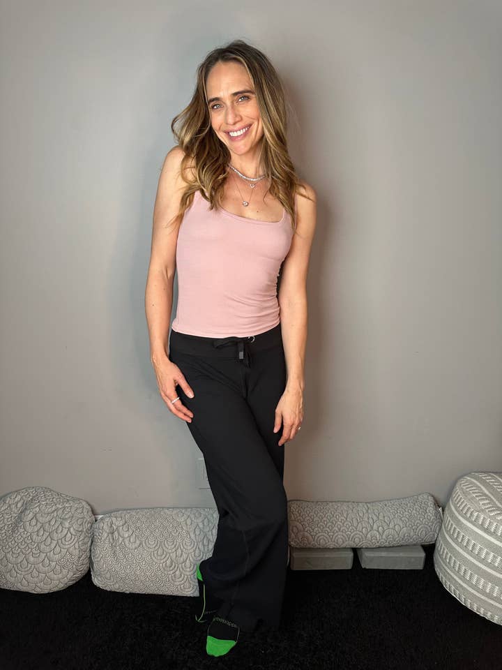 Camiseta sin mangas Daisy Rib, rosa empolvado para venta al por mayor de Green Apple Active