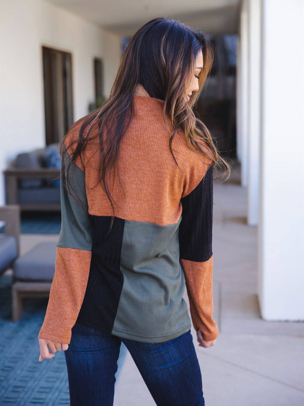 Tickled Teal – Top de malha - Mulher por atacado – Top Tricolor Mockneck Emrie11