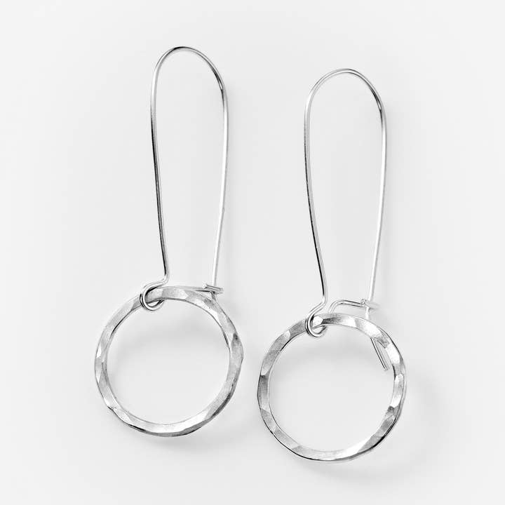Orecchini pendenti a cerchio martellato in argento sterling per la vendita all'ingrosso da parte di Serendipity Creations