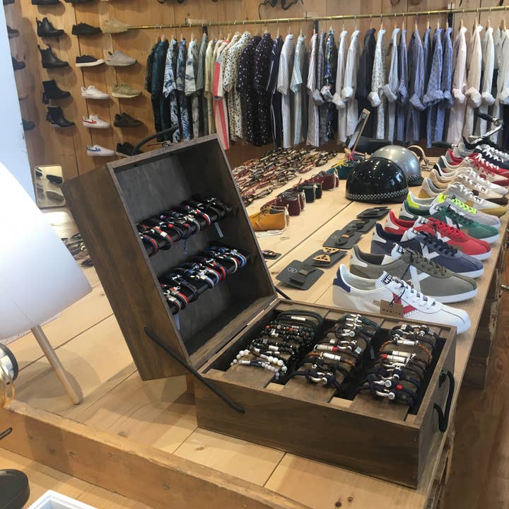 Présentoir Woonden pour la vente par Être - Bracelets & Accessories