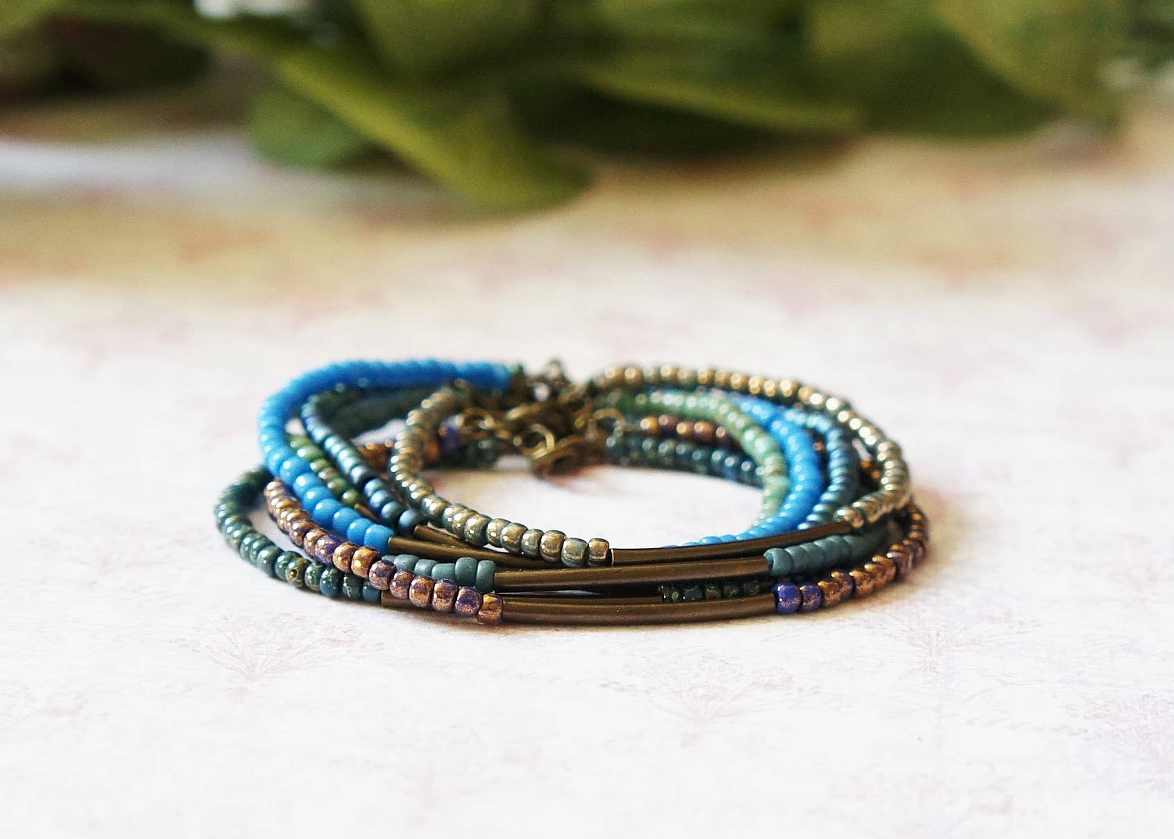 Sentimento - Vente Bracelet de perles - Bracelet en perles de rocaille turquoise et bleues et barre en bronze2