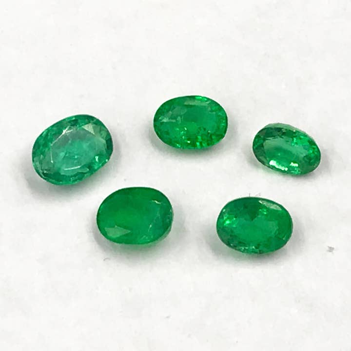 Pierres gemmes d'émeraude à facettes ovales (5 pièces) pour la vente par Weatherham Estate Treasures