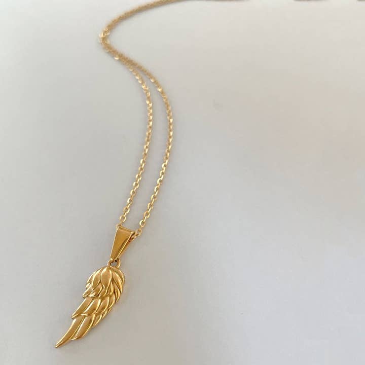COLLIER AVEC PENDENTIF EN FORME D'AILE D'ANGE EN OR pour la vente par FU MILLI