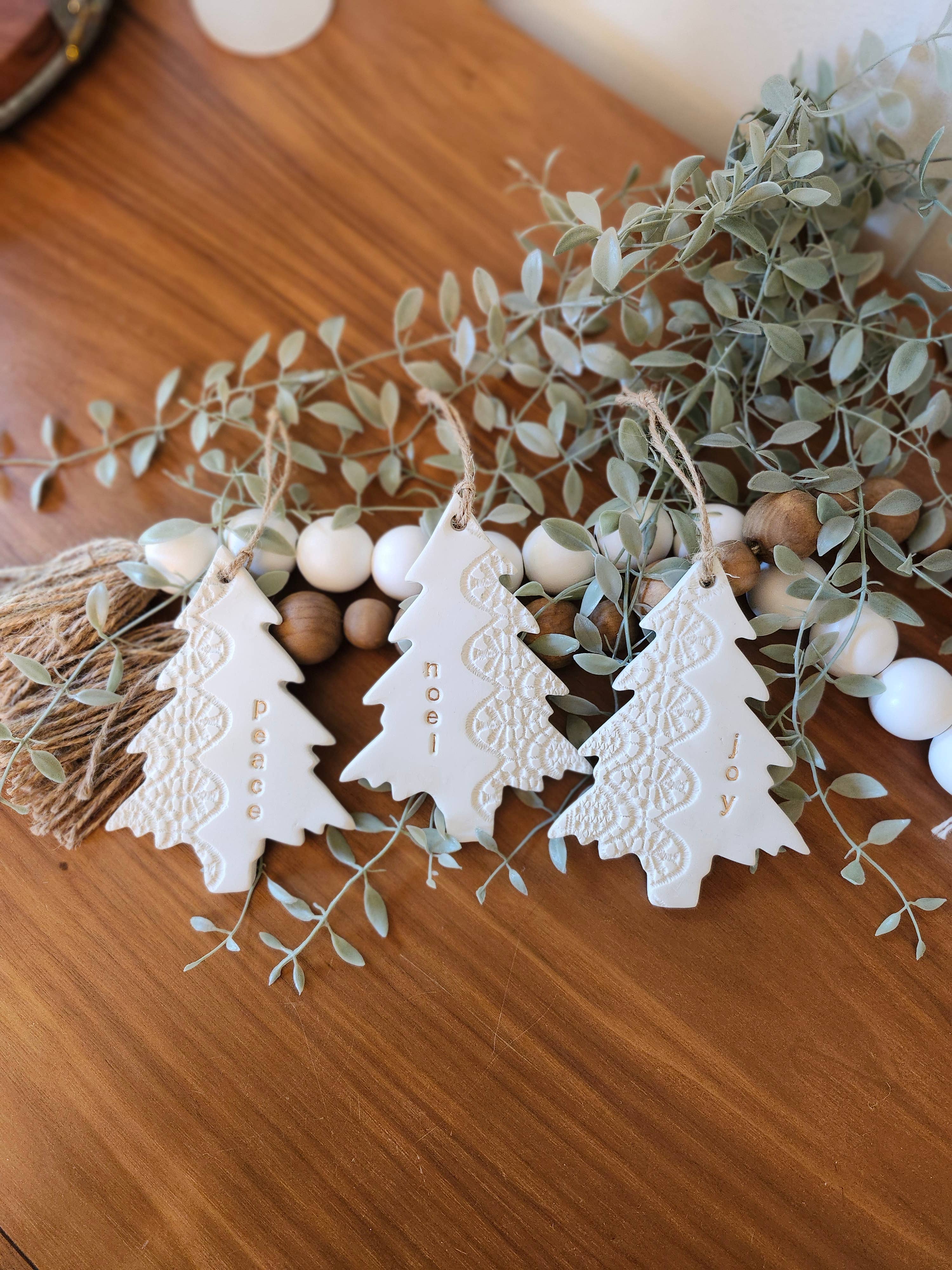 All the Things MN – wholesale Prydnad – Handgjorda julgransprydnader i lera Spetsprydnader med ord4