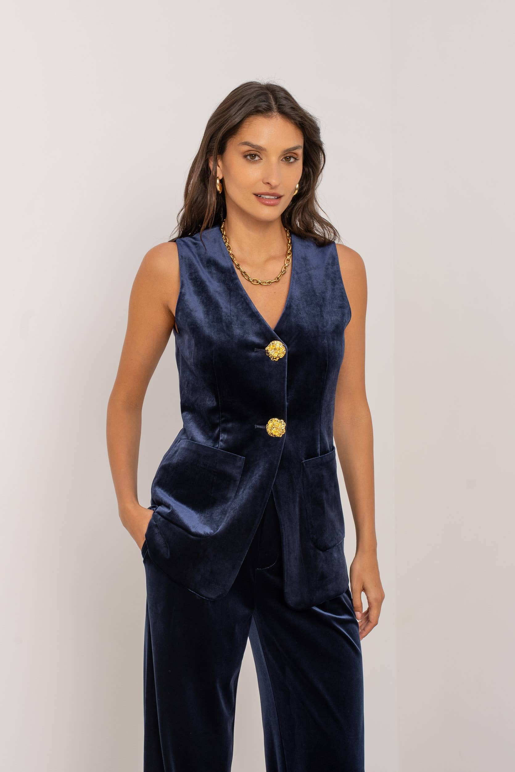 Attentif Paris – Engroshandel Habitvest – til kvinder – Lang velourvest med guldknapper12